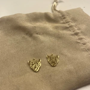 Leopard smycken - Guldiga leopard smycken som går att sätta på halsband, armband, örhängen mm. Säljs enskilt eller tillsammans. 🩷🪩❤️😻 5 kr st eller 8 kr för båda🩷