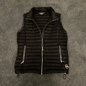 Svart dunväst från Colmar - Säljer en snygg svart dunväst från Colmar i mycket bra skick. Använt den sen i början av sommaren, köpte den för 2200kr. för fler frågor eller funderingar är det bara att höra av sig mvh Jonte 