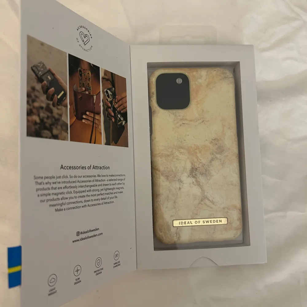 Säljer ett snyggt mobilskal från Ideal of Sweden i mönstret Sandstorm Marble. Skalet har en lyxig marmordesign i beige och guldtoner, skalet passar mobilerna iPhone 11 Pro/XS/X Det är i väldigt bra skick förutom lite små repor på ideal of sweden loggan, skriv privat för mer bilder!! Skalet kommer i originalförpackningen. Köpt för 349kr. Asusteet.