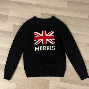 Morris tröja stickad - Säljer denna snygga Morris tröjan. Tröjan är i mycket bra skick och har inga defekter. Skriv gärna vid frågor eller intresse. Storlek-L