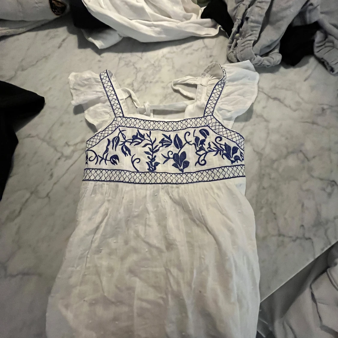 Vit blus med blått broderi - 92