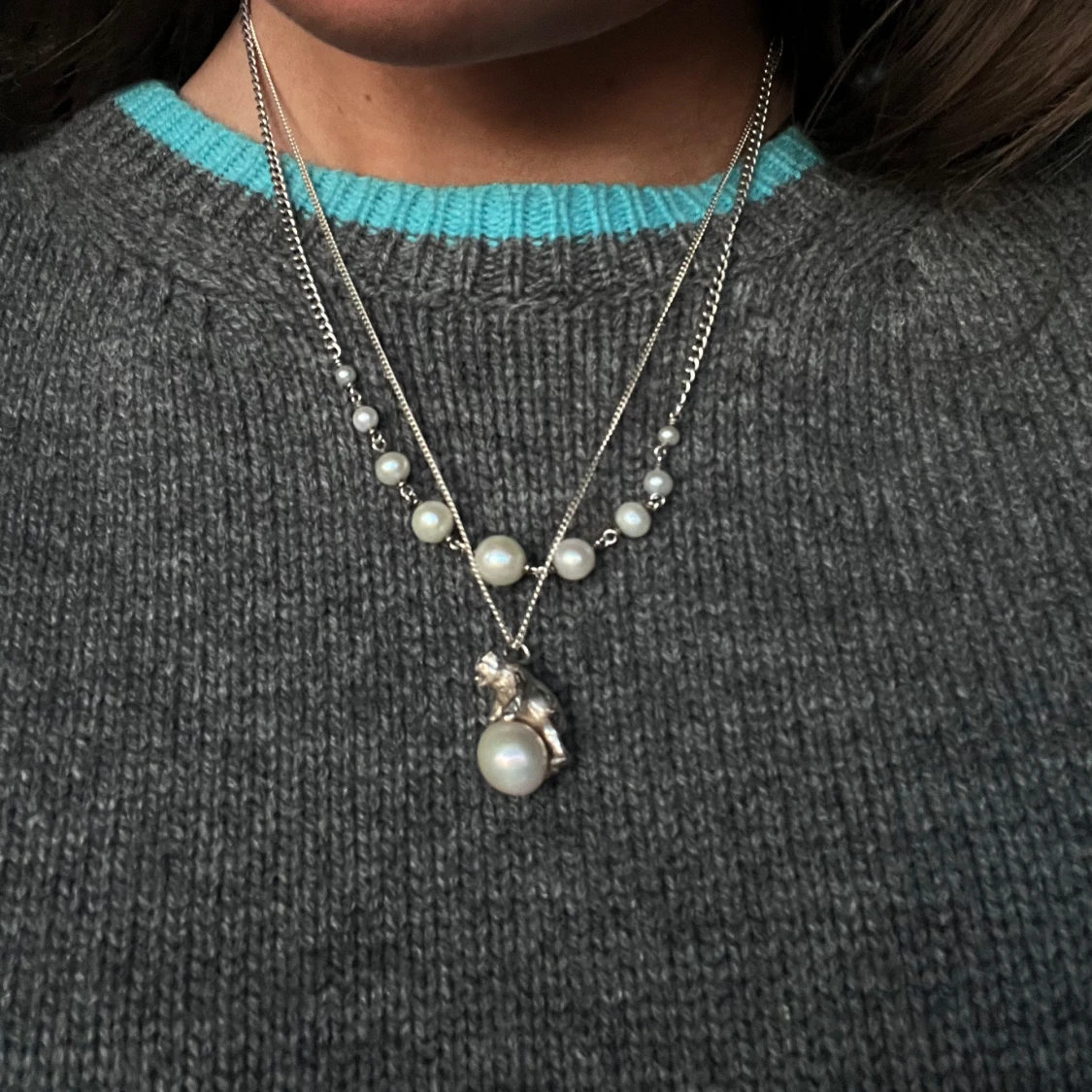 Halsband med pärla och björn från Carolinne B