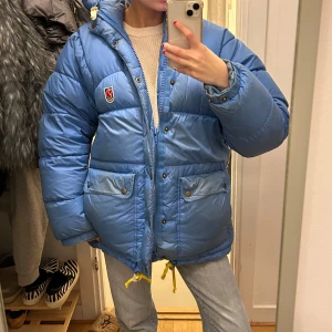 Ljusblå fjällräven - Så sjukt snygg ljusblå fjällräven💗små fläckar på fickorna som knappt syns men där av säljer jag för bra pris🙌🏿