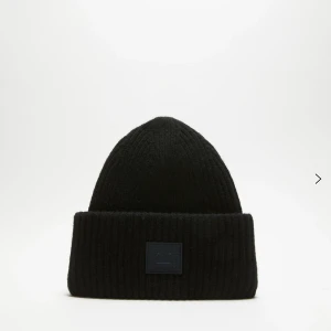 Svart ACNE MÖSSA - Letar efter byte på min svarta acne studio mössa mot en mörkblå acne mössa!! Säljer inte mössan utan är endast ute efter byte❣️🙏 mössan är i super bra skick o kan skicka fler bilder!
