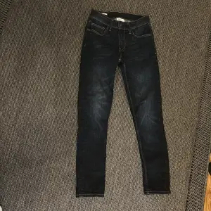 Säljer ett par snygga mörkblå jeans från Vailent i slim fit. De är i ny skick och har en klassisk femficksdesign med dragkedja och knapp. Perfekta för både vardag och fest!                                 Original pris 799kr 