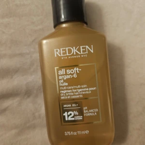 Redken All Soft Argan-6 Oil - Köpte denna i början på hösten men passade inte mitt hår, vet att många älskar denna serien så säljer vidare, nypris på lyko 310 men jag säljer den för 200, endast testad några gånger,  ni  ser hur mycket som är kvar på bilderna😃