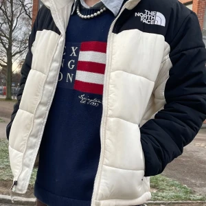  The North Face Jacka - Säljer en snygg och varm pufferjacka från The North Face i vitt och svart.