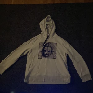 Vit hoodie med tryck - Jokern Hoddie, från limitao, bra sick åå feet