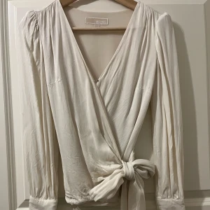 Michael kors blus  - Säljer min blus ifrån Michael kors. Jättefint skick, inga defekter alls! Storlek XS men passar även S