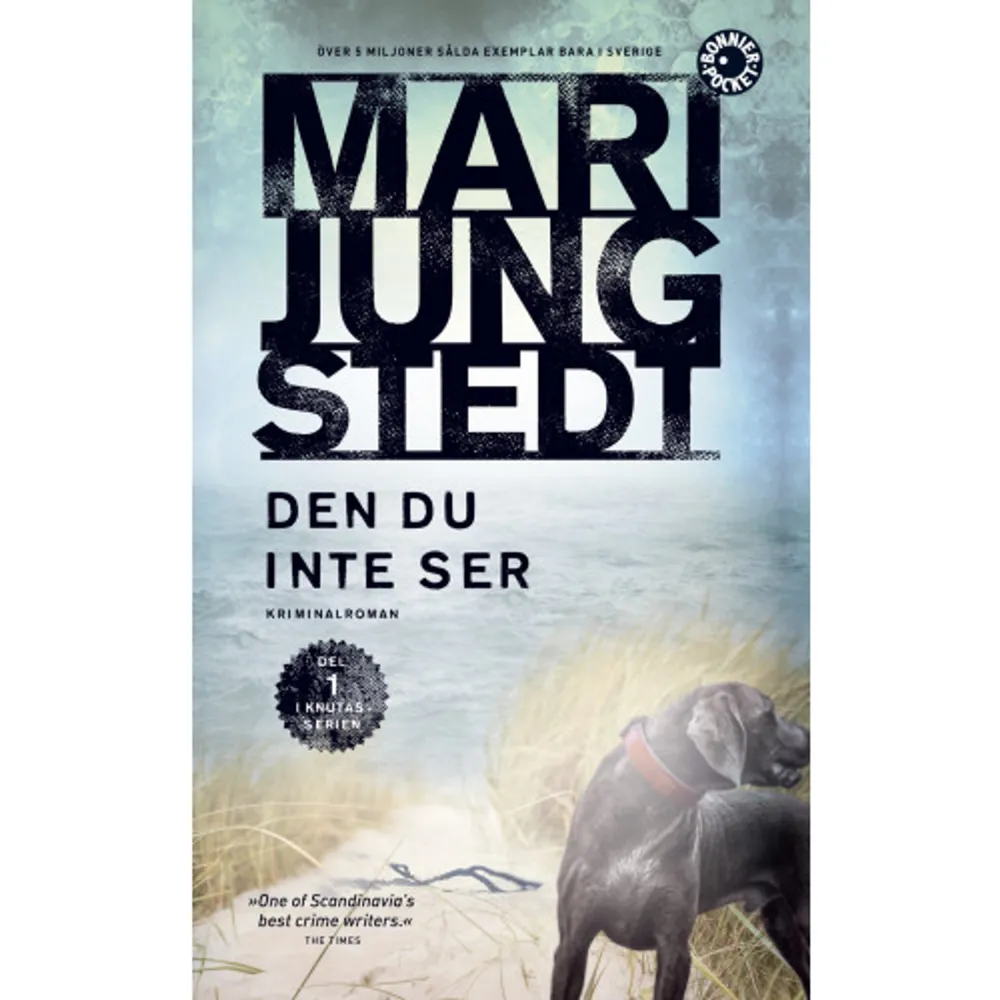 ”Den du inte ser” är den första delen i Mari Jungstedts succéserie om kriminalkommissarie Anders Knutas och kollegan Karin Jacobsson som löser mordmysterier i den gotländska idyllen.Den gotländska försommaren blommar som vackrast när två unga kvinnor på kort tid hittas mördade. Snart sprider paniken sig både bland bofasta på ön och kommande semesterfirare. För Visbypolisen gäller det att få fast den skyldige innan turistsäsongen drar igång på allvar – och innan mördaren slår till igen.När Anders Knutas gräver djupare i de mördades förflutna nås han av ett besked han hade hoppats slippa. Ännu ett offer har hittats ... Tv-reportern Johan Berg stationeras på Gotland för att bevaka fallet och finner sig omedelbart attraherad av en väninna till offren, Emma Winarve, trots att hon är gift.    Format Pocket   Omfång 410 sidor   Språk Svenska   Förlag Bonnier Pocket   Utgivningsdatum 2019-05-14   ISBN 9789174297560  . Böcker.