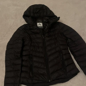 Svart dunjacka från McKinley - Säljer en svart dunjacka från McKinley i storlek 34. Väl använd men bra skick. 