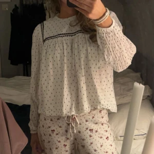 Vit blus - Säljer en jättesöt vit blus med små svarta prickar från mango. (Blusen är inte strykt på bilden)💕💕