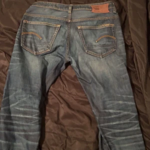 Mörk blåa G star jeans - Skick 10/10 använda 1-2 gånger men ser ut som nya! Storlek 31-32. Skriv vid funderingar!