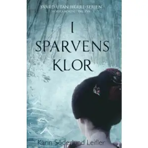 Den herrelösa samurajen Hiroshi är efterlyst för mordet på sin före detta herre – ett brott som straffas med halshuggning om han inte lyckas hitta den sanna mördaren först. Vid sin sida under sökandet har han Tsukiko, en kurtisan på rymmen från nöjeskvarteren. Men det finns personer som inte drar sig för att ta till våld för att hindra dem. Hiroshi förlorar mot en grupp beväpnade män som ska att föra tillbaka Tsukiko till kurtisanhuset hon kommer från. Det sista han ser är att de för bort henne, innan han själv dras in i mörkret. Den kvinnliga lönnmördaren Suzume, eller Sparven, har fått i uppdrag att följa efter Hiroshi. Men den till synes enkla uppgiften leder till ett möte som förändrar allt. Suzumes lojalitet mot shinobigrupperingen sätts på prov. Stunden då hon måste välja sida kommer obevekligt närmare, tills ingen av de inblandade kan komma undan. Andra och sista delen av I Sparvens klor, en roman i två delar om frihet, makt och kärlek. Karin Söderlund Leifler föddes 1979 och är uppvuxen i Växjö. Efter studietiden i Stockholm flyttade hon till Linköping där hon numera bor med sin familj. Hennes intresse för andra tider och platser väcktes genom böcker när hon var barn. I tioårsåldern blev hon nyfiken på Japan, en fascination som lett fram till att hon skriver romaner som är starkt inspirerade av landets historia och kultur. Hon har doktorerat i medicin och forskat om cancer. För att kunna kombinera intresset för vetenskap med skrivande sadlade hon om till journalist inriktad mot forskning och medicin. Hennes artiklar har publicerats i flera rikstäckande magasin och tidningar. I dag arbetar hon med kommunikation om forskning vid ett universitet.    Format Inbunden   Omfång 329 sidor   Språk Svenska   Förlag Tidsfönster förlag   Utgivningsdatum 2018-05-09   ISBN 9789198430813  
