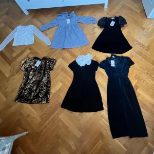 Klänningar, blus och byxdress  - Klänningar, blus och byxdress helt ny med prislappar kvar. Två sammets klänningar, en sammets byxdress. 200 kronor styck.