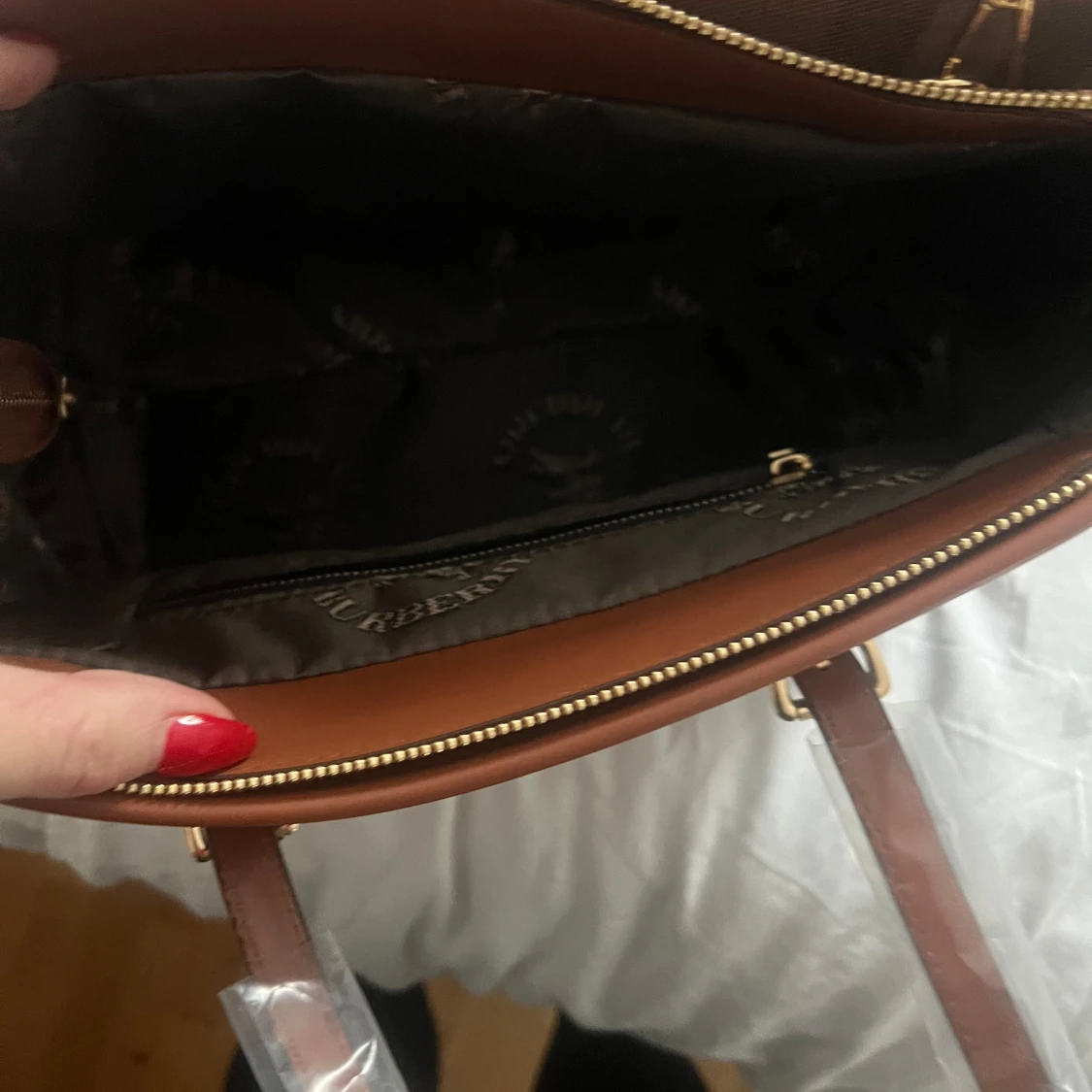 Rutig handväska med bruna detaljer - 91