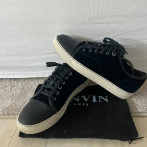 Lanvin Captoe  - Säljer mina Lanvin Captoe sneakers i mörkblå. De är sparsamt använda, inte en ända defekt.   Dustbag medföljs. Skick 10/10, storlek: 41/uk7. Passar dig som har 42.  Priset går att diskutera vid smidig affär.  Kan frakta eller mötas upp i Stockholmstrakten.