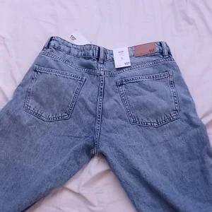 Icon jeans från lager 157 - Helt nya oanvända icon jeans från lager 157 i storlek L väldigt fin färg men passa ibte mig säljer föe 200 och köpte dem för 400
