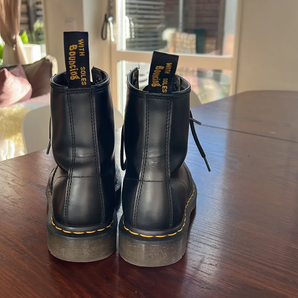 Knappt använda, som nya Dr Martens. Unisex storlek, storlek 40. Svarta skin boots.. Skor.