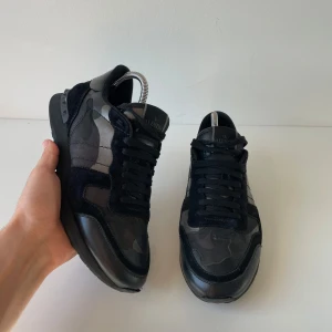 Valentino Rockrunners - Säljer dessa riktigt nice Valentino Rockrunners, passar storlek 41. Skick 9/10. Vårt pris 2200kr✅vid frågor bara skriv 