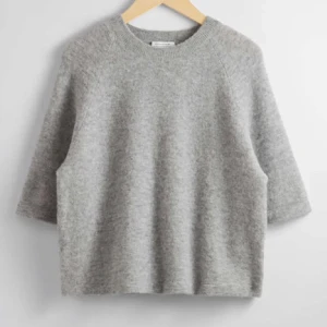 Trekvartsärmad från & Other Stories - Säljer en grå Trekvartsärmad tröja från & other stories, nyskick, storlek S