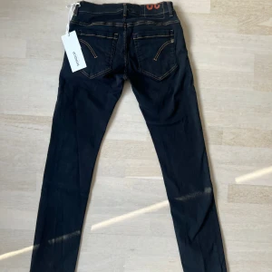 Dondup jeans - Säljer dessa as fräcka dondup jeans i nyskick! Storlek: 30! Modellen heter George & jeansen är köpta på United Fashion! Tags medföljer! Nypris: 3500kr 