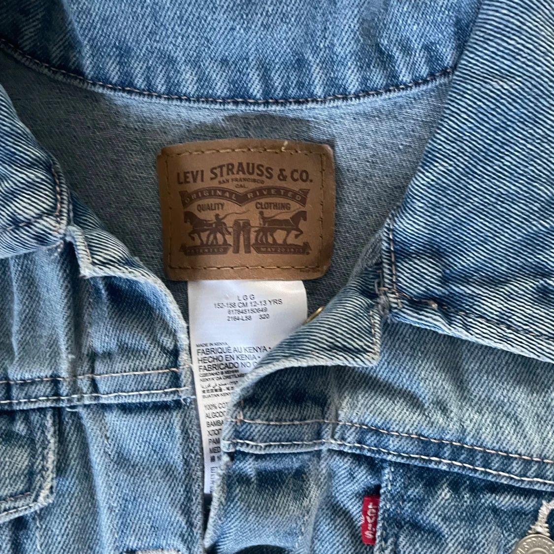 Jeansjacka med patches från Levi's - 91