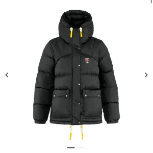 Expedition Down Lite Jacket - Säljer en jätte snygg fjällräven jacka i modellen Down Lite som är perfekt till vintern!❄️Köpt förra säsongen för 6999, men användes bara 2-3 gånger eftersom jag tyckte den var för stor. Är precis som ny o inga tecken på användning. Säljer för 5749 i o med att den är som ny❤️❤️Skriv för fler bilder och kvitto❣️