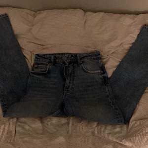 Säljer ett par klassiska straight blå jeans från Gina tricot i storlek 34. Perfekta för vardagsbruk och kan matchas med nästan vad som helst. Passformen är normal och de är i bra skick.