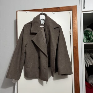 Kort brun kappa - En kort brun kappa från object