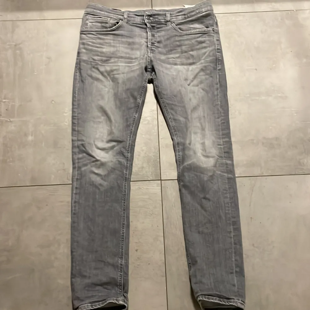 Hejsan! Jag säljer dessa Dondup jeans. Jag säljer dem pga av att jag inte använder dem! Inga defekter eller liknande.nypris på dessa ligger på runt 3200 kr. Hör av er om ni har några frågor!😊. Jeans & Byxor.