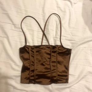Brun satin topp linne - Brun topp perfekt till fest. Har ett glansigt satin liknande material. Använd en kväll