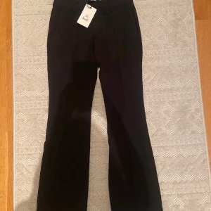 Bikbok kostymbyxor  - Helt nya bikbok kostymbyxor i petite. Lappen finns kvar och de är endast testade. Köpta för 499kr på bikbok. 
