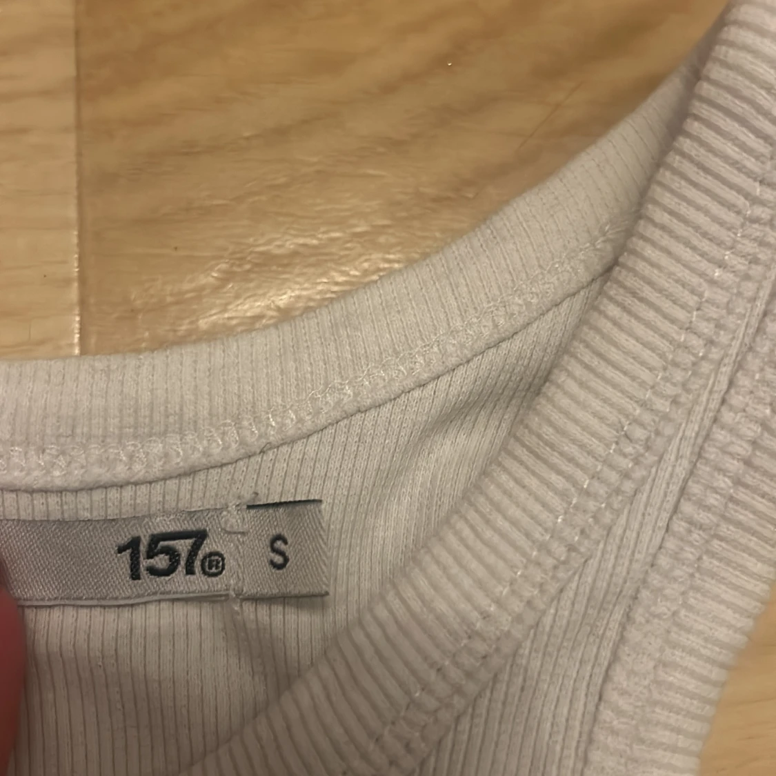 Vit ribbad linnetopp från 157 - 90