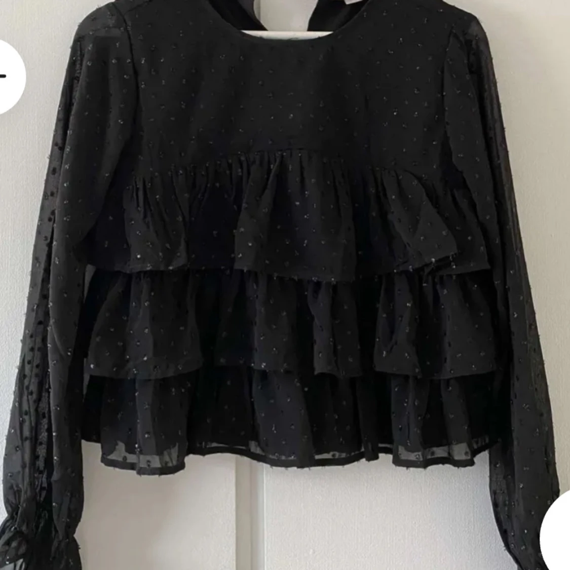 Blus med volanger från Gina Young