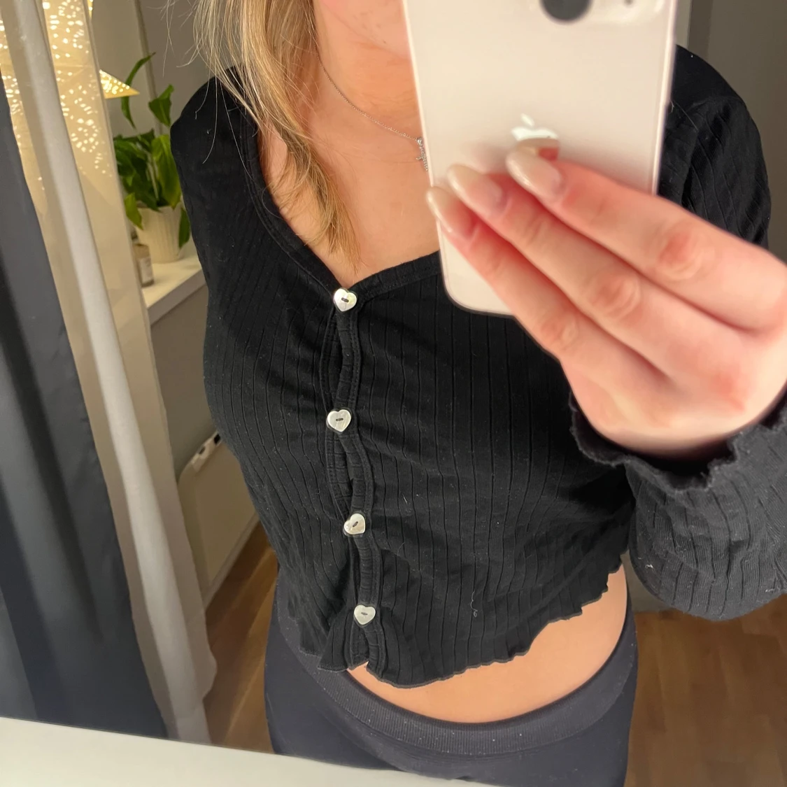 Svart ribbad kofta med hjärtformade knappar - 90