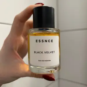 Säljer en parfym från Essnce, Black Velvet. Doften är en mix av päron, vanilj, jasmin, sandelträ och kaffebönor, vilket ger en varm och mystisk känsla. Perfekt för både dag och natt! 🌟