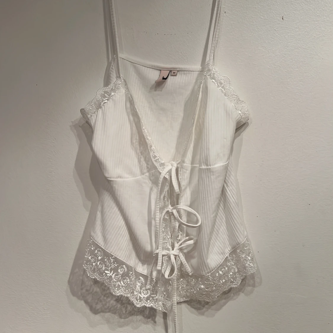 Vit ribbad linnetopp från Nelly - 90