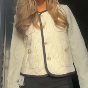 Vit kavaj med svarta detaljer - Säljer en stilren vit kavaj med svarta kanter och knappar❤️❤️