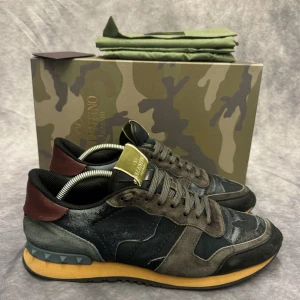 VALENTINO ROCKRUNNERS  - - Valentino Rockrunners- Skick: 7/10 - Tillbehör: Enbart skorna - Storlek 43 - Nypris ca 7500kr // DeluxeCloset