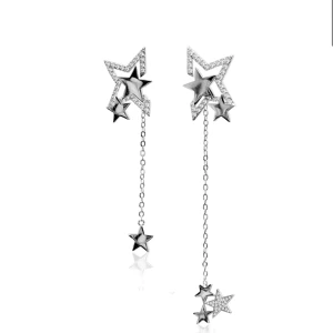 Silverörhängen multi star från Ioaku - Snygga silverörhängen från Ioaku modell multistar. De har en kedja med små stjärnor som hänger ner. Helt oanvända. Säljer pga att de ej kommer till användning Kommer i en fin svart påse. Nypris. 600