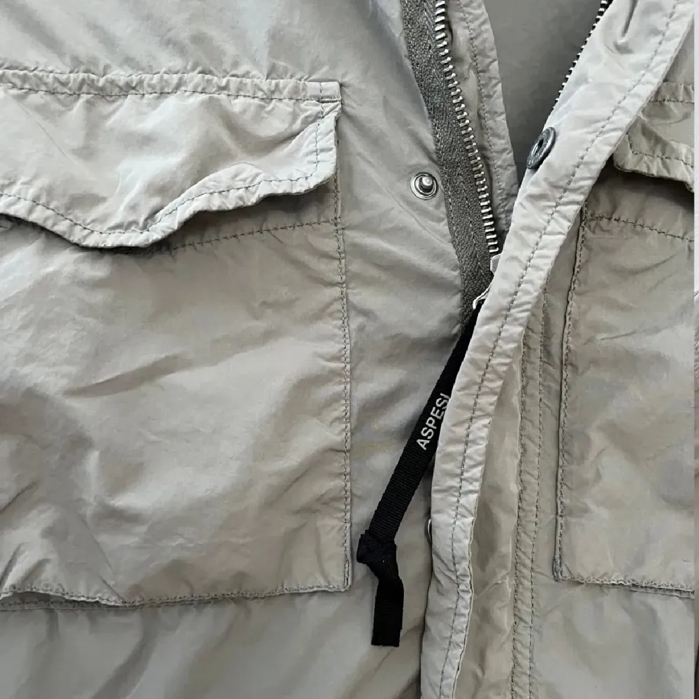 Säljer en fet fieldjacket från Aspesi i väldigt bra skick 9/10. Nypriset ligger på 9500kr men den är din för 1699kr, men priset är ej hugget i sten. Hör av dig vid minsta fundering eller fråga.✌🏻. Jackor.