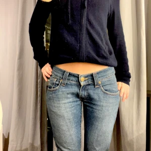 Levis jeans - Säljer en ett par jättesnygga och populära levis jeans i bra skick. Det är lite bootcut nertill. Perfekt för höst och vår!