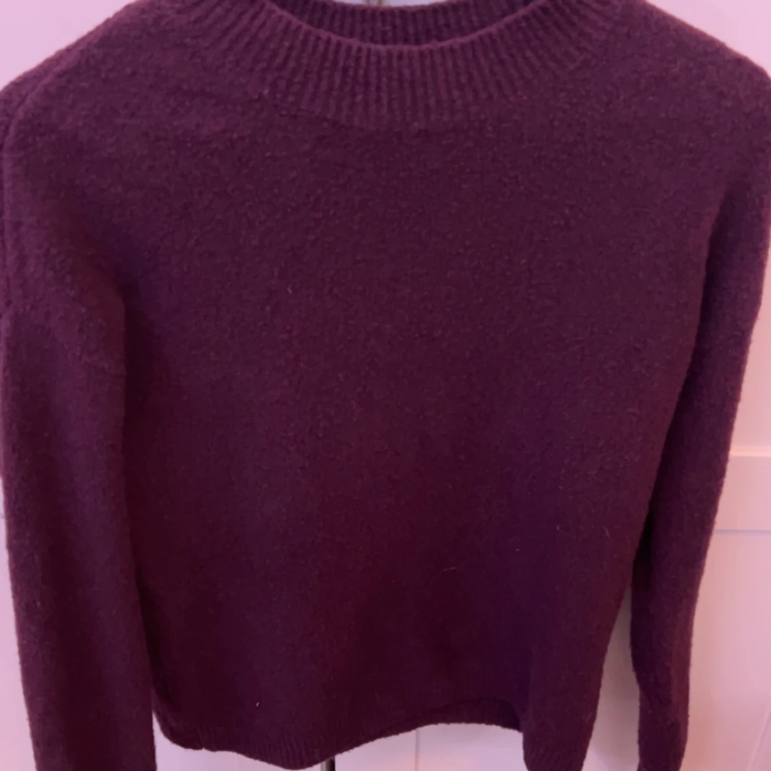 Vinröd tröja från & Other Stories