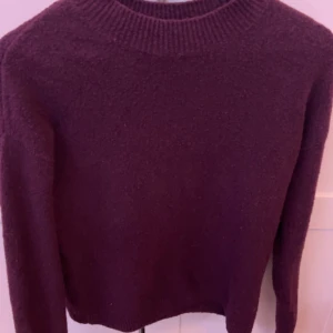 Vinröd tröja från & Other Stories - Säljer en superfin vinröd tröja från & Other Stories. Den är i ett mjukt material och perfekt för kyliga dagar. Tröjan har en klassisk rund hals och långa ärmar. Passar både till vardags och lite finare tillfällen. 🧶🤎