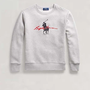 Grå sweatshirt från Ralph Lauren - Säljer en snygg grå sweatshirt från Ralph Lauren med deras ikoniska logga i svart och rött på bröstet. Tröjan är i bra skick och perfekt för en casual look. Den har långa ärmar och är superbekväm att ha på sig. Perfekt för höst och vår! Nypris:1200kr, pris kan diskuteras vid snabbaffär!!