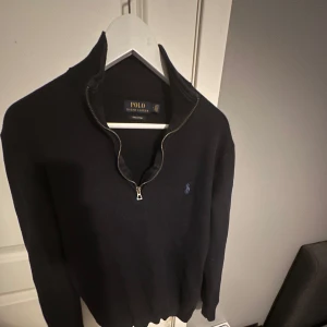 Ralph tröja  - Säljer en mörk blå ralph zip tröja i storlek m. Tröjan passar runt 180-185. Tröjan har inga defekter, pris 500kr pris går att diskutera vid snabb affär.