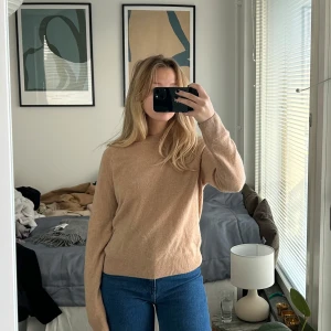 Samsøe Samsøe Kashmir  - -Samsøe Boston o-neck -Underbar beige Kashmir  -Använd ett fåtal gånger, som ny -Storlek XS, passar en XS-M -Material: 100% Kashmir