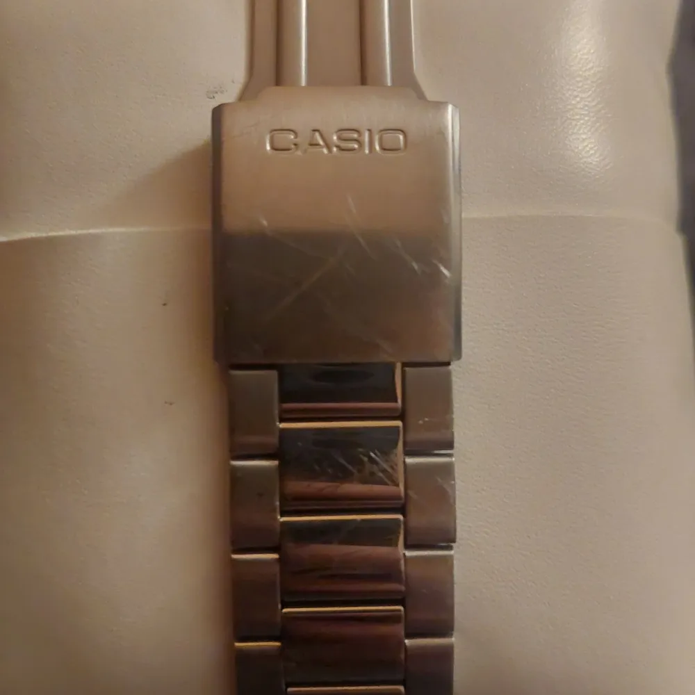 Söker du en billig och snygg klocka som du kommer få komplimanger av? Då har du hittat rätt! En fin Casio MTP i blå och silver. En klocka för vardagen. Klockar fungerar perfekt! Men har tyvärr massor av skrapor på länkarna, men är inget som syns. Klockan kommer i original låda, en manual och extra länkar så att den ska passa just dig. Skriv om du undrar något!. Accessoarer.