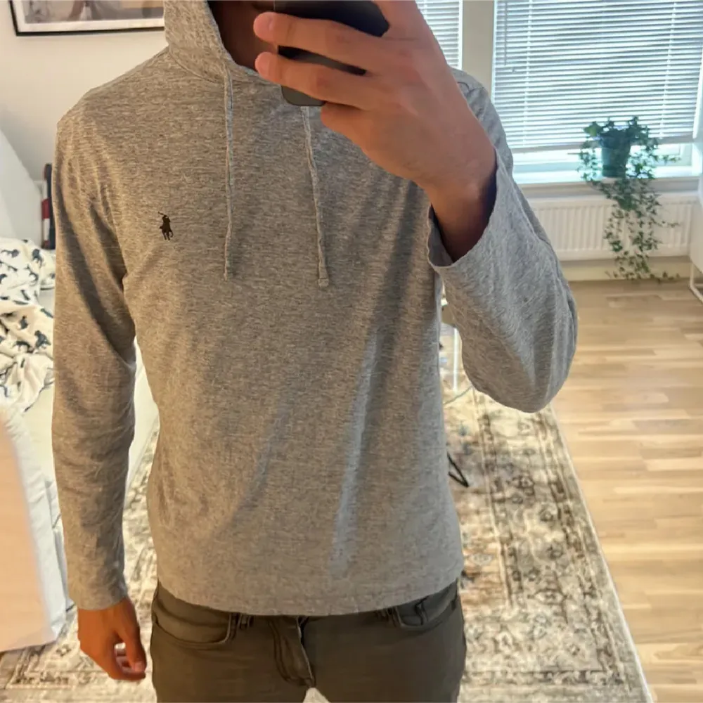 Säljer en stilren grå hoodie från Polo Ralph Lauren i storlek S. Den är i mycket bra skick och har en klassisk design med en liten broderad logga på bröstet. Perfekt för både höst och vår, med långa ärmar och en bekväm passform. Perfekt för vardagsbruk eller en avslappnad dag ute. Hör av er vid minsta lilla fråga. Priset är absolut inte hugget i sten? . Tröjor & Koftor.